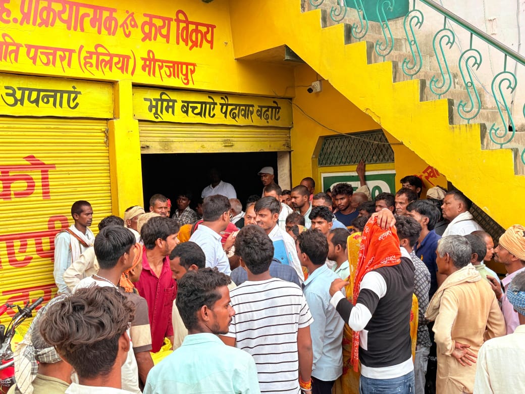 हलिया समिति पर खाद के लिये किसानों की भीड़।