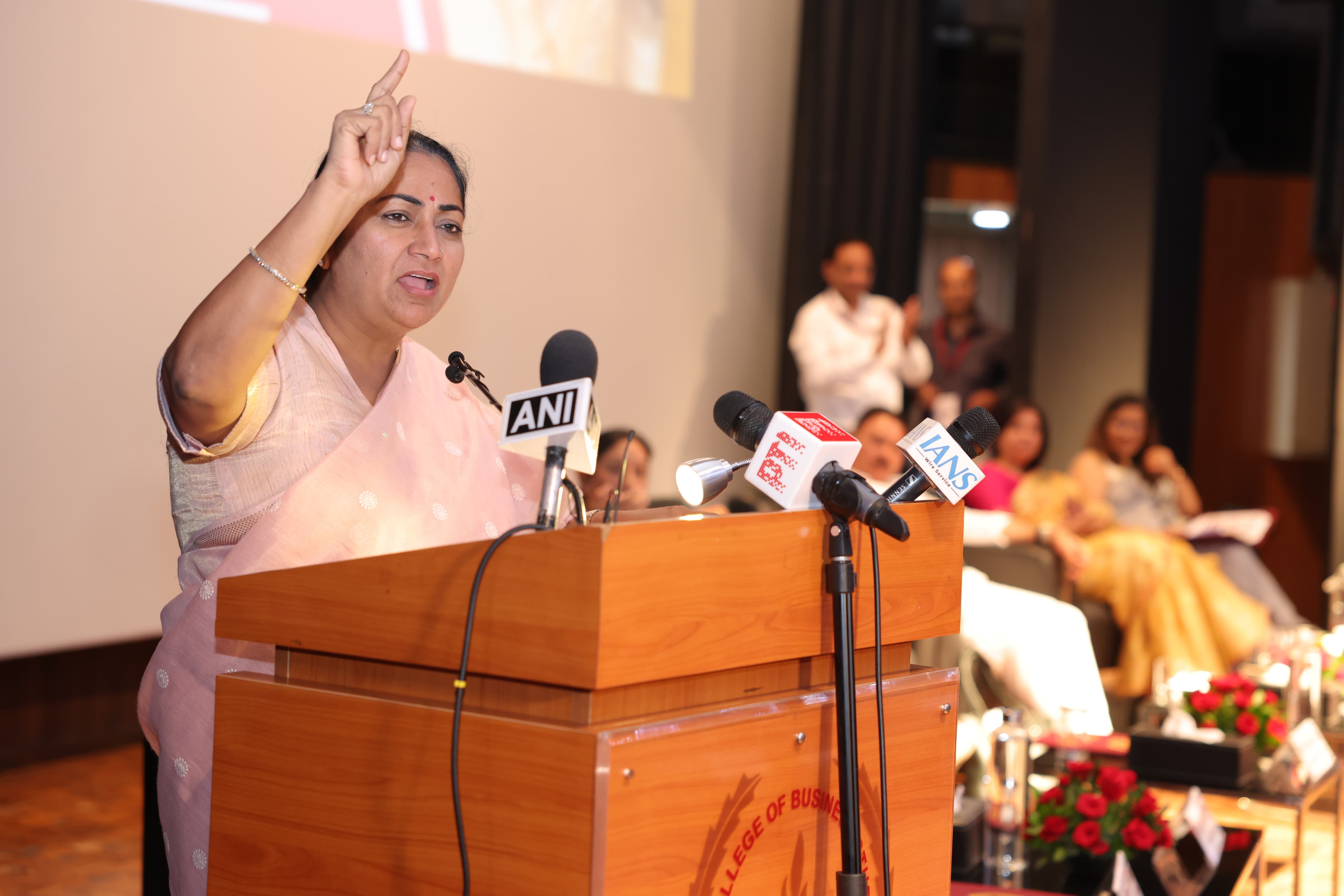 दिल्ली विश्वविद्यालय के शहीद सुखदेव कॉलेज ऑफ बिजनेस स्टडीज के 39वें स्थापना दिवस समारोह को संबोधित करती मुख्यमंत्री रेखा गुप्ता