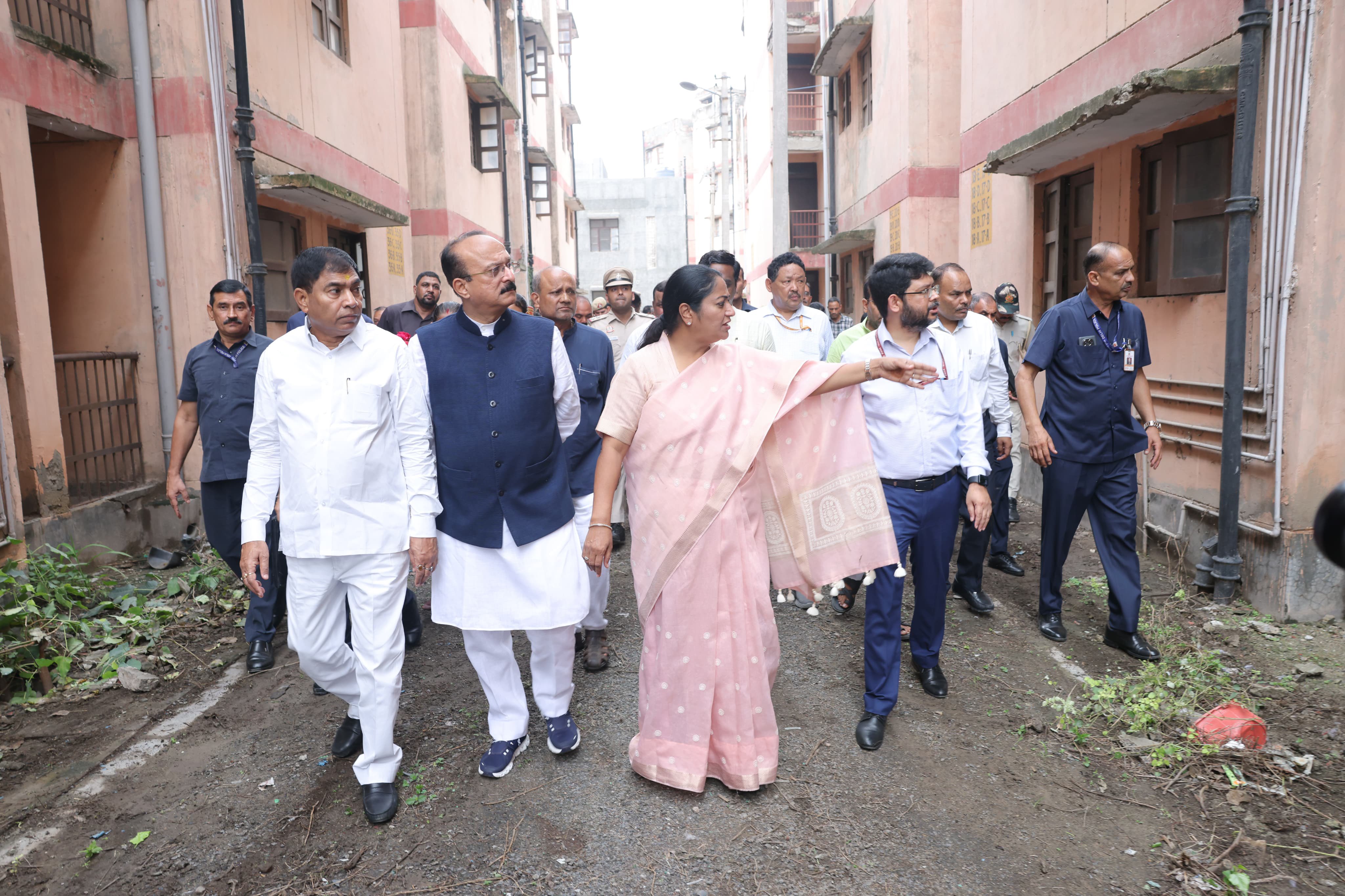 सुल्तानपुरी स्थित फ्लैट साइट ए-3 का शनिवार को निरीक्षण करती मुख्यमंत्री रेखा गुप्ता, साथ में गृह विभाग के मंत्री आशीष सूद और भाजपा सांसद योगेंद्र चांदोलिया सुल्तानपुरी स्थित फ्लैट साइट ए-3 का शनिवार को निरीक्षण करती मुख्यमंत्री रेखा गुप्ता, साथ में गृह विभाग के मंत्री आशीष सूद और भाजपा सांसद योगेंद्र चांदोलिया