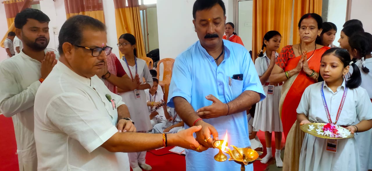 उद्घाटन करते अतिथि