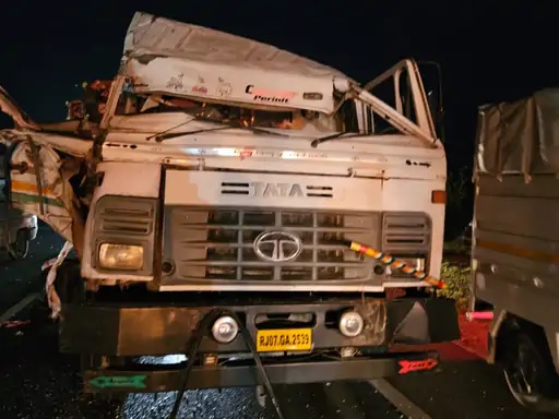 मिनी ट्रक और ट्रेलर की आमने-सामने जोरदार टक्कर