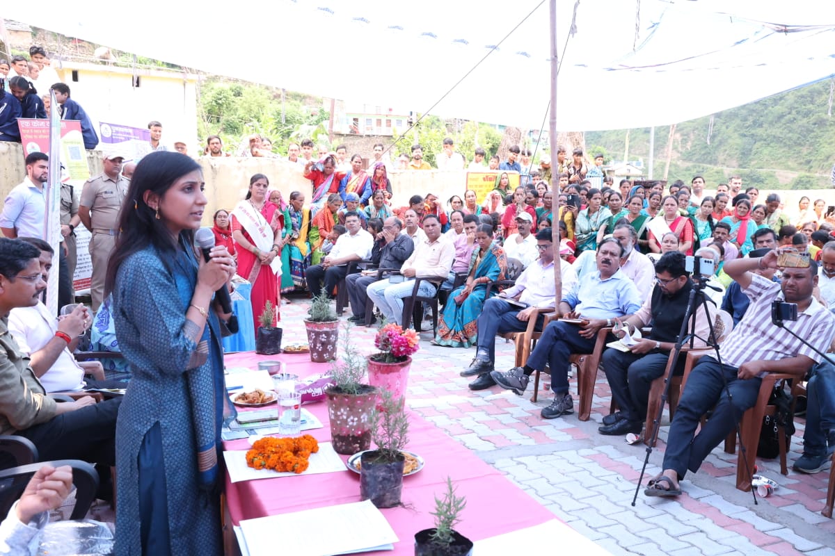 विकासखण्ड खिर्सू के ग्राम मरोड़ा का स्थलीय निरीक्षण कर हरेला पर्व कार्यक्रम में ग्रामीणों के साथ संवाद करती डीएम विकासखण्ड खिर्सू के ग्राम मरोड़ा का स्थलीय निरीक्षण कर हरेला पर्व कार्यक्रम में ग्रामीणों के साथ संवाद करती डीएम