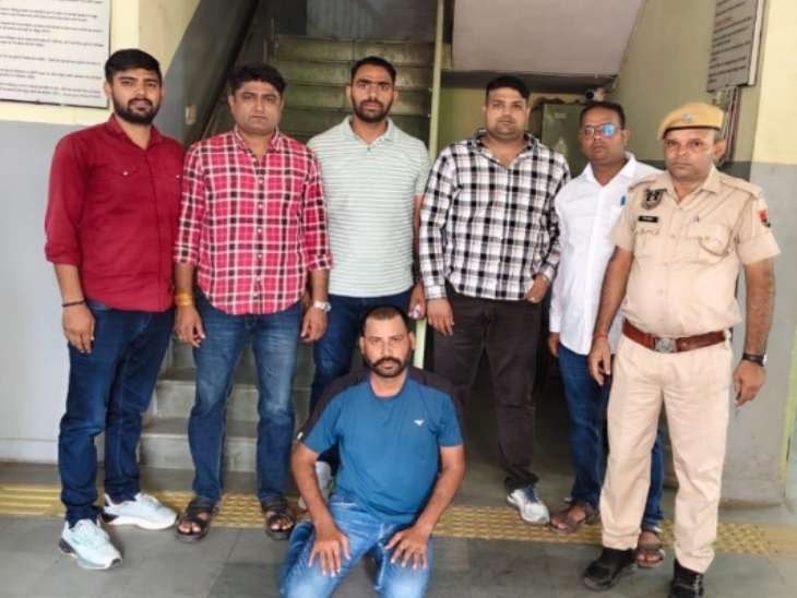 करौली से हथियार की सप्लाई करने जयपुर पहुंचा तस्कर चढ़ा पुलिस के हत्थे करौली से हथियार की सप्लाई करने जयपुर पहुंचा तस्कर चढ़ा पुलिस के हत्थे