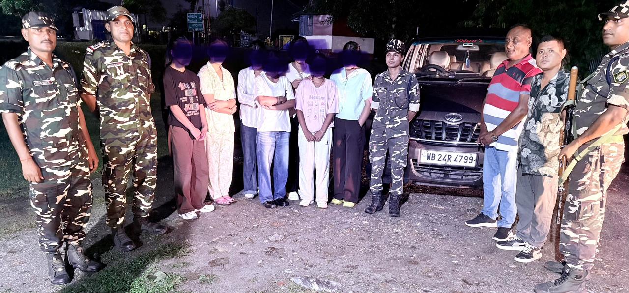 बचाई गई नेपाली युवतियों के साथ एसएसबी बचाई गई नेपाली युवतियों के साथ एसएसबी