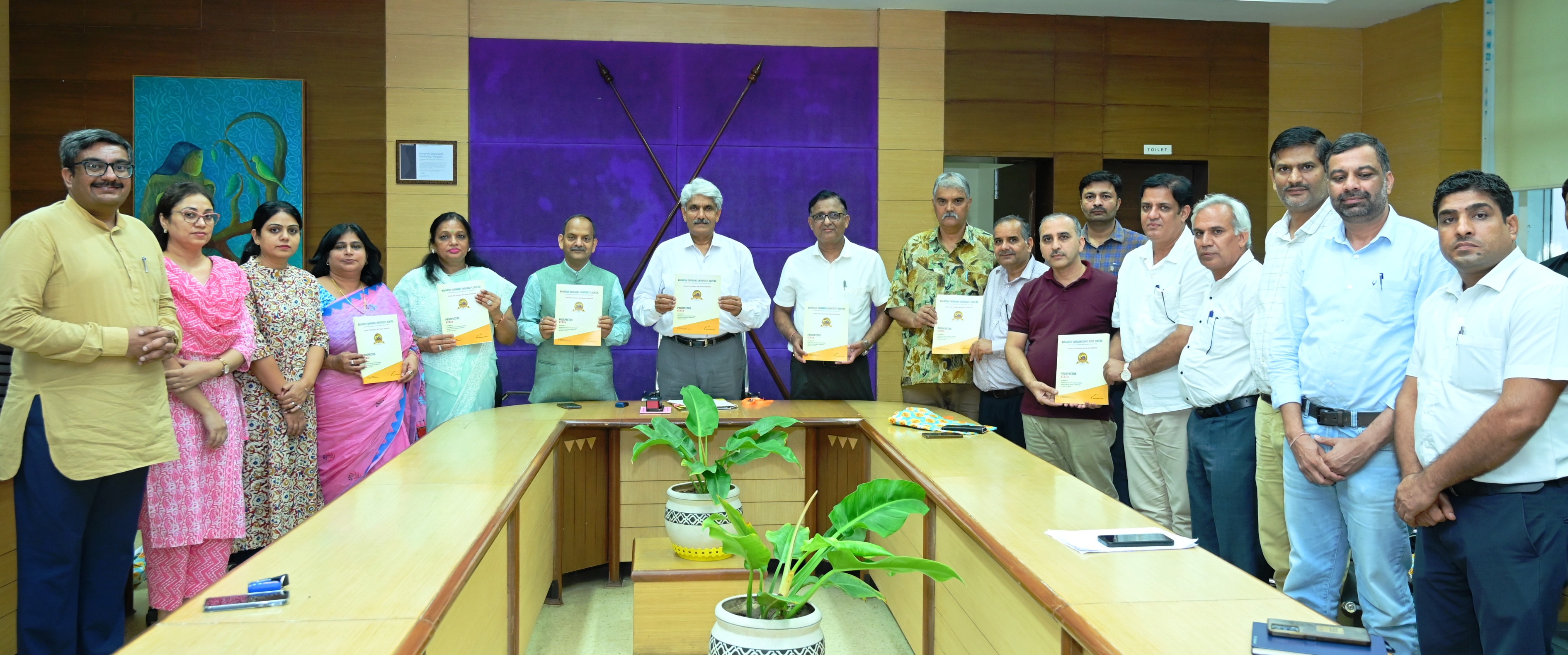सीडीओई का प्रॉस्पेक्टस जारी करते कुलपति प्रो. राजबीर सिंह सीडीओई का प्रॉस्पेक्टस जारी करते कुलपति प्रो. राजबीर सिंह