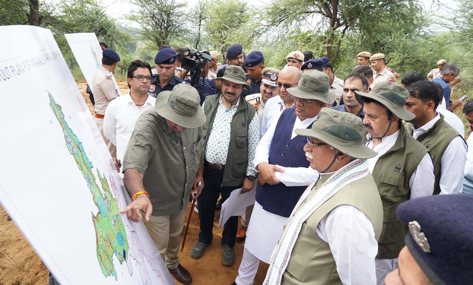 गुरुग्राम के गांव सकतपुर के समीप जंगल सफारी के प्रस्तावित स्थल का अवलोकन करते हुए केंद्रीय आवासन एवं शहरी कार्य तथा ऊर्जा मंत्री श्री मनोहर लाल तथा केंद्रीय पर्यावरण, वन एवं जलवायु परिवर्तन मंत्री भूपेंद्र यादव, साथ में हरियाणा के वन, पर्यावरण एवं वन्य जीव मंत्री राव नरबीर सिंह। गुरुग्राम के गांव सकतपुर के समीप जंगल सफारी के प्रस्तावित स्थल का अवलोकन करते हुए केंद्रीय आवासन एवं शहरी कार्य तथा ऊर्जा मंत्री श्री मनोहर लाल तथा केंद्रीय पर्यावरण, वन एवं जलवायु परिवर्तन मंत्री भूपेंद्र यादव, साथ में हरियाणा के वन, पर्यावरण एवं वन्य जीव मंत्री राव नरबीर सिंह।