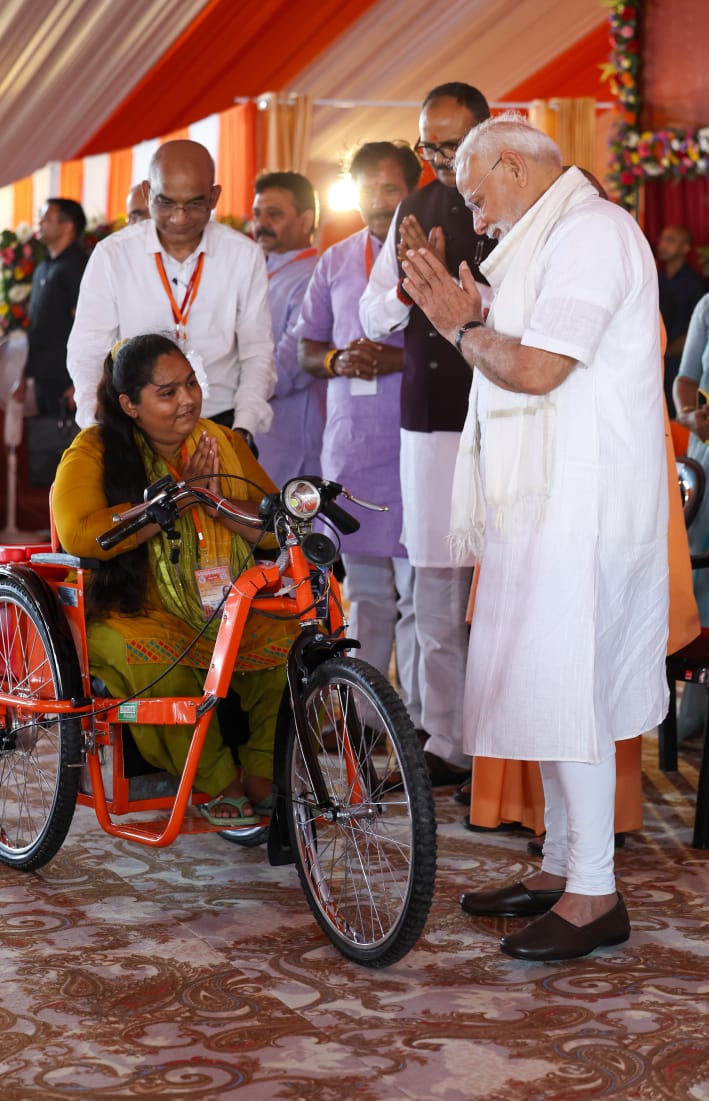 वाराणसी: प्रधानमंत्री मोदी दिव्यांगजनों के साथ