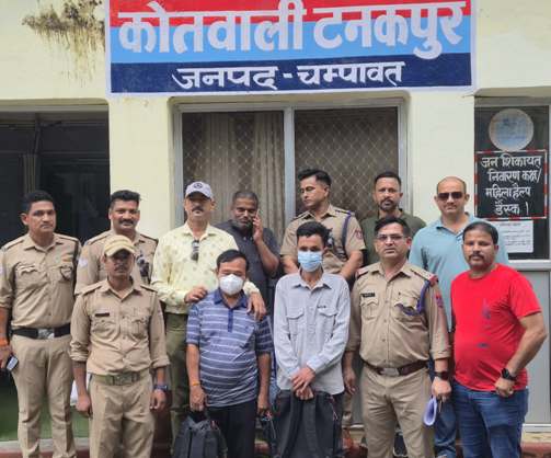 पुलिस की गिरफ्त में पकड़े गए चरस तस्कर।