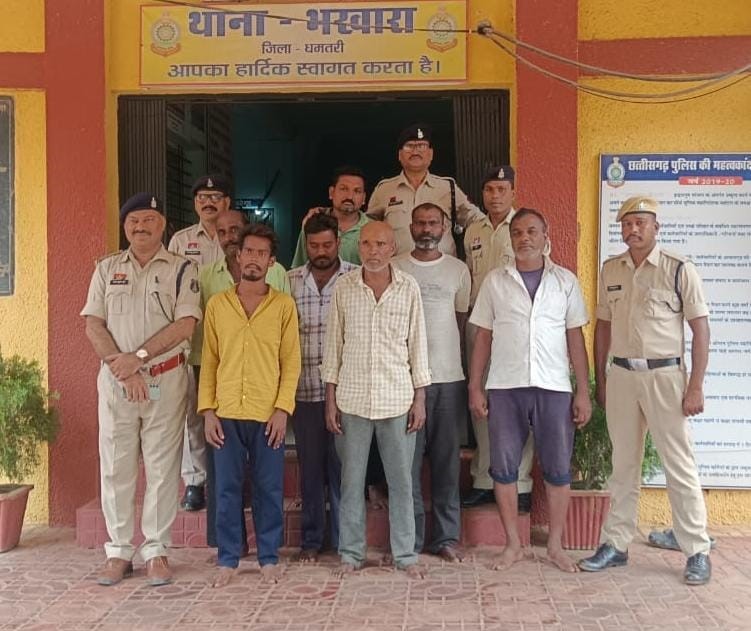 भखारा थाना में गिरफ्तार सभी गौ तस्कर।