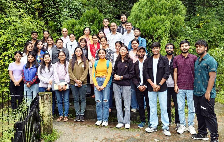 ‘राष्ट्रीय रसायन विज्ञान दिवस’ के आयोजन में शामिल विद्यार्थी एवं प्राध्यापक।