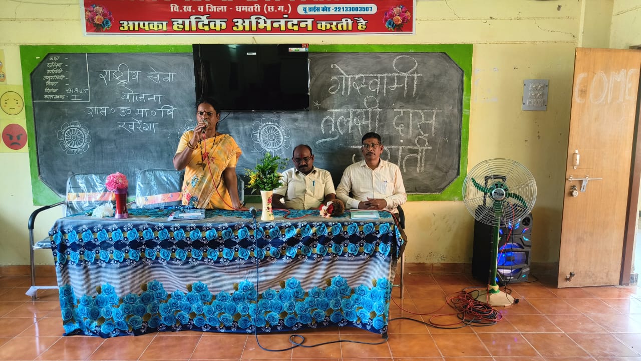 कार्यक्रम को संबोधित करते हुए अतिथि।