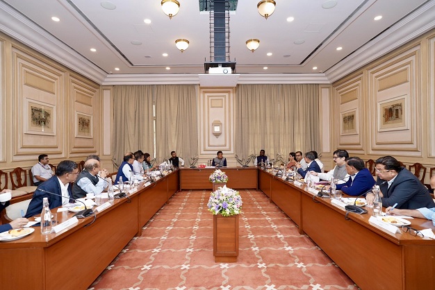 मुंबई में वस्त्र उद्योग के प्रमुख उद्योगपतियों के साथ बातचीत करते पीयूष गोयल
