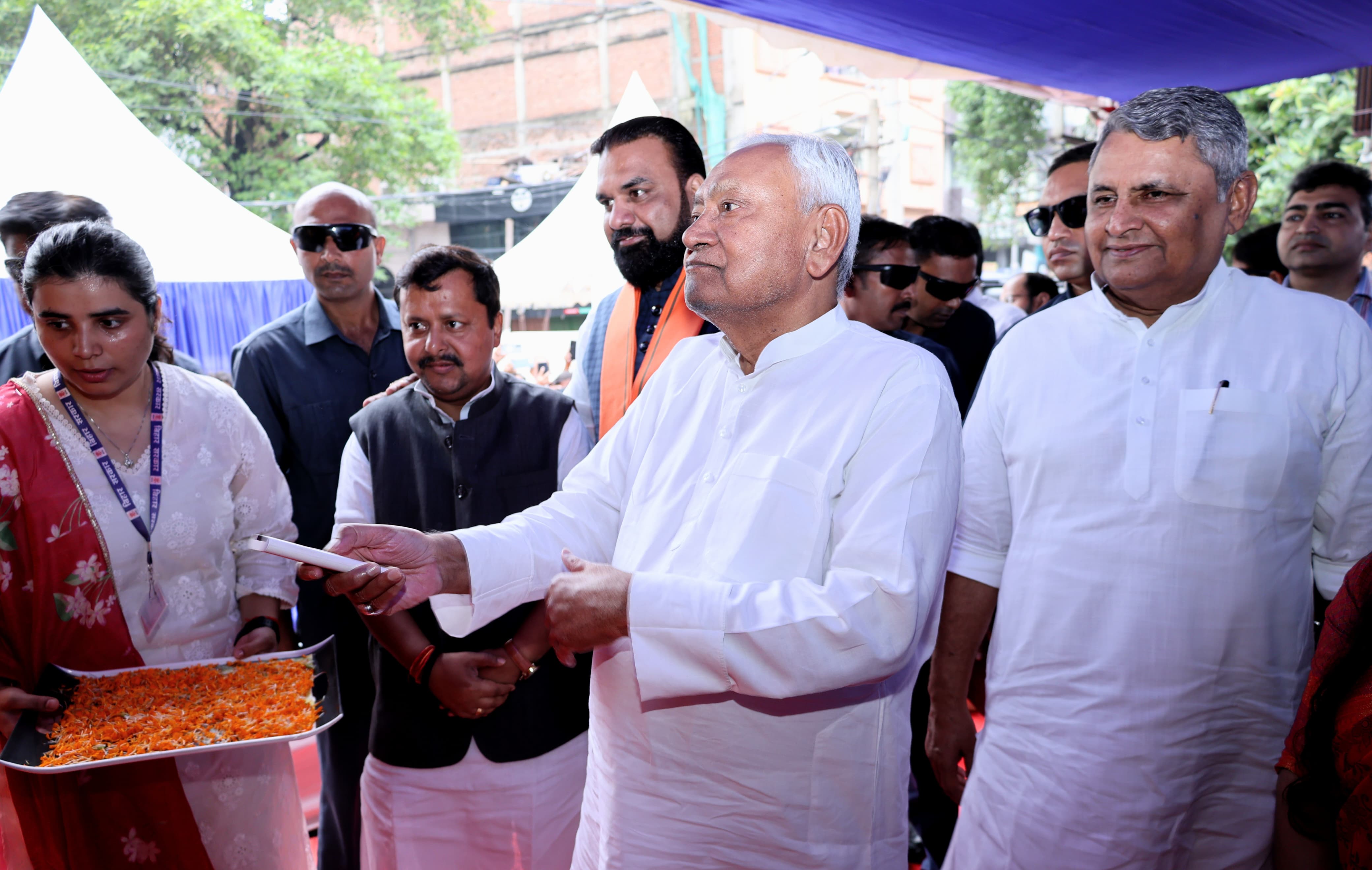मुख्यमंत्री पटना में 272 करोड़ की योजना का शिलान्यास करते हुए मुख्यमंत्री पटना में 272 करोड़ की योजना का शिलान्यास करते हुए