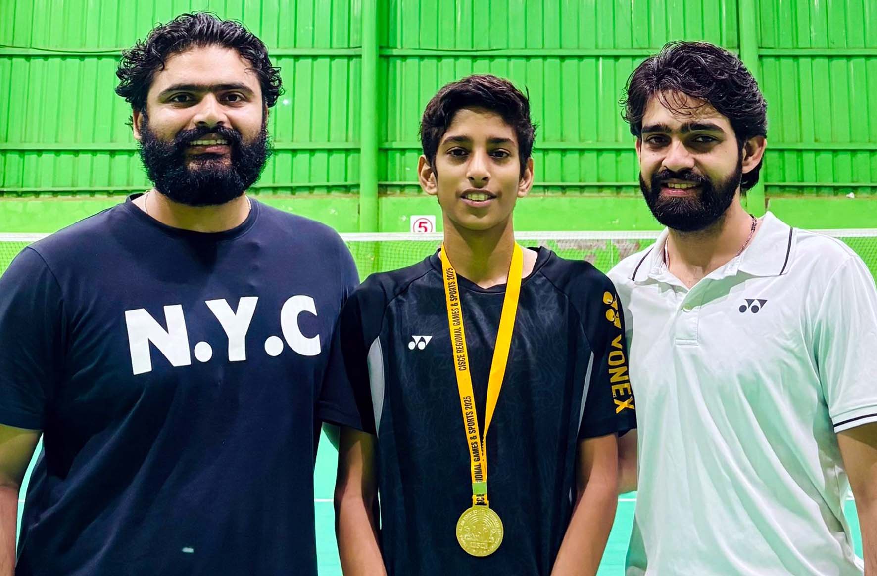 राज्य स्तरीय बैडमिंटन प्रतियोगिता में गोल्ड पदक जीतने वाला एरोन कोच साहिल थरेजा के साथ।
