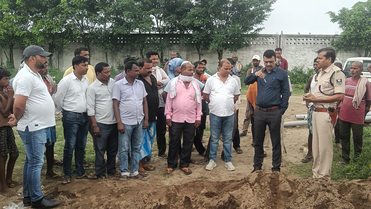 अररिया फोटो:अधिकारी ग्रामीणों से बात करते अररिया फोटो:अधिकारी ग्रामीणों से बात करते