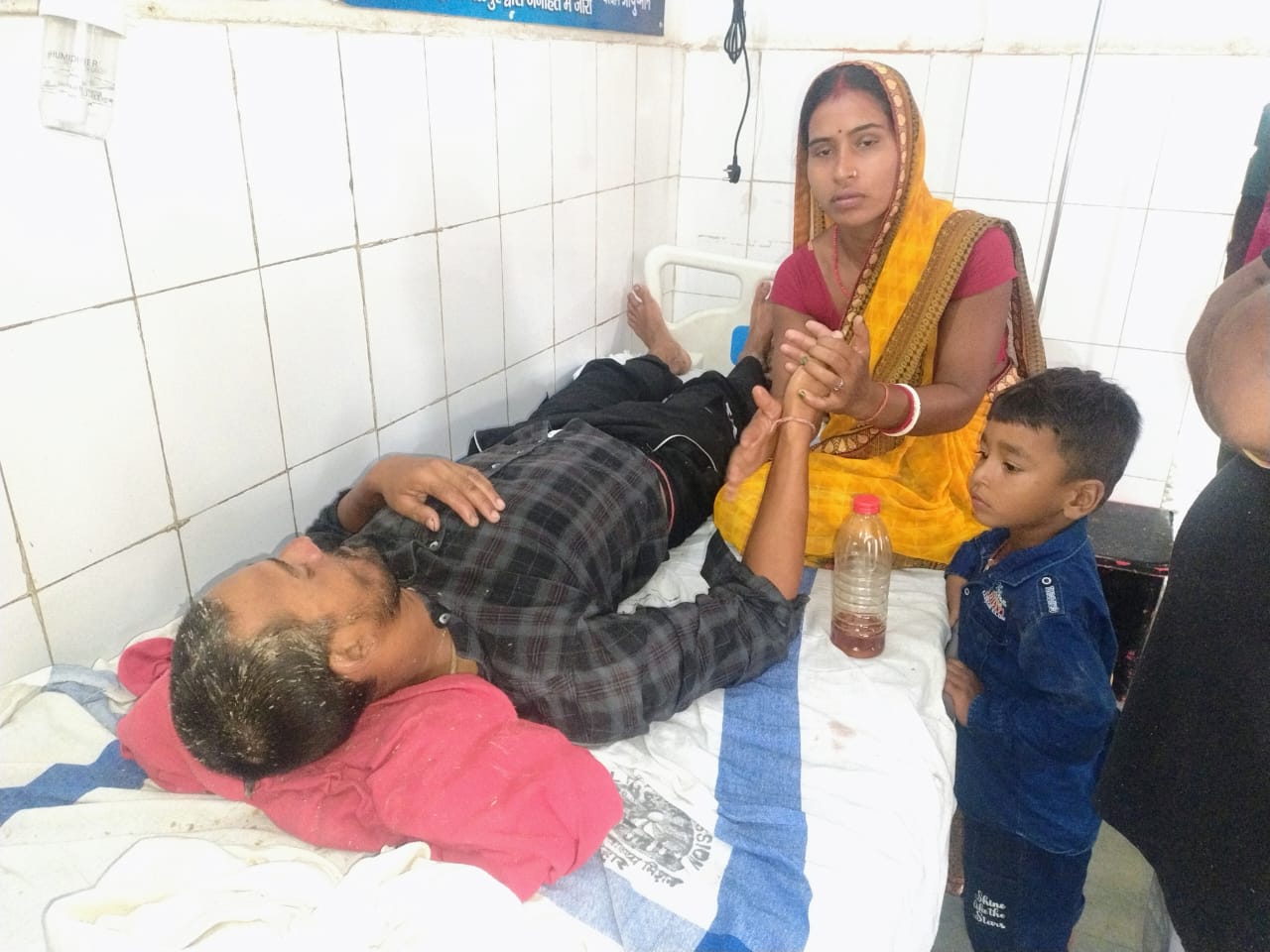 अस्पताल में इलाज कराते घायल अस्पताल में इलाज कराते घायल