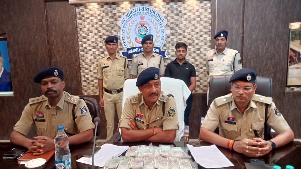 प्रेस वार्ता लेते पुलिस अधीक्षक