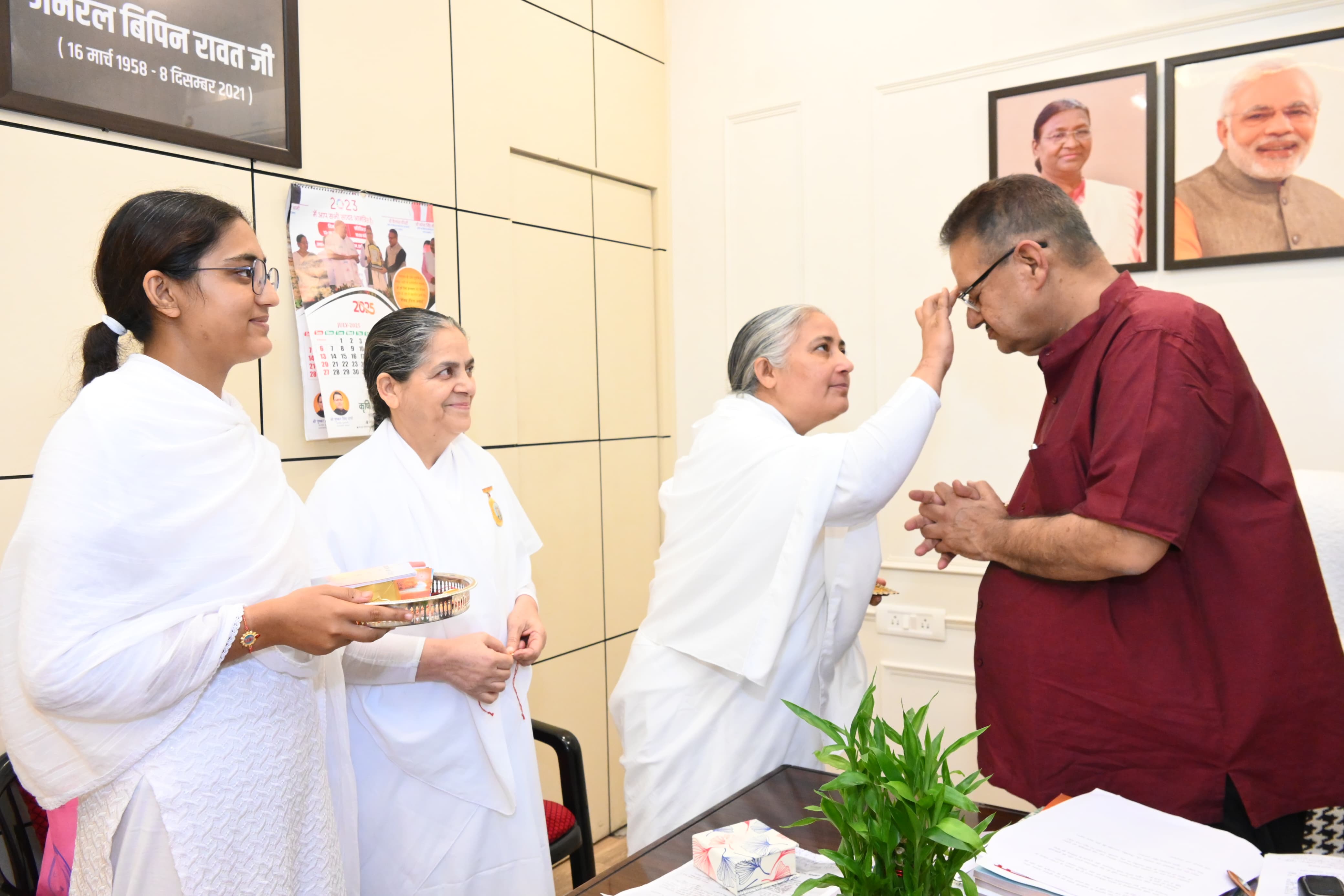 कृषि मंत्री गणेश जोशी के कैंप कार्यालय में ब्रह्मकुमारी बहनें रक्षा सूत्र बांधती। कृषि मंत्री गणेश जोशी के कैंप कार्यालय में ब्रह्मकुमारी बहनें रक्षा सूत्र बांधती।