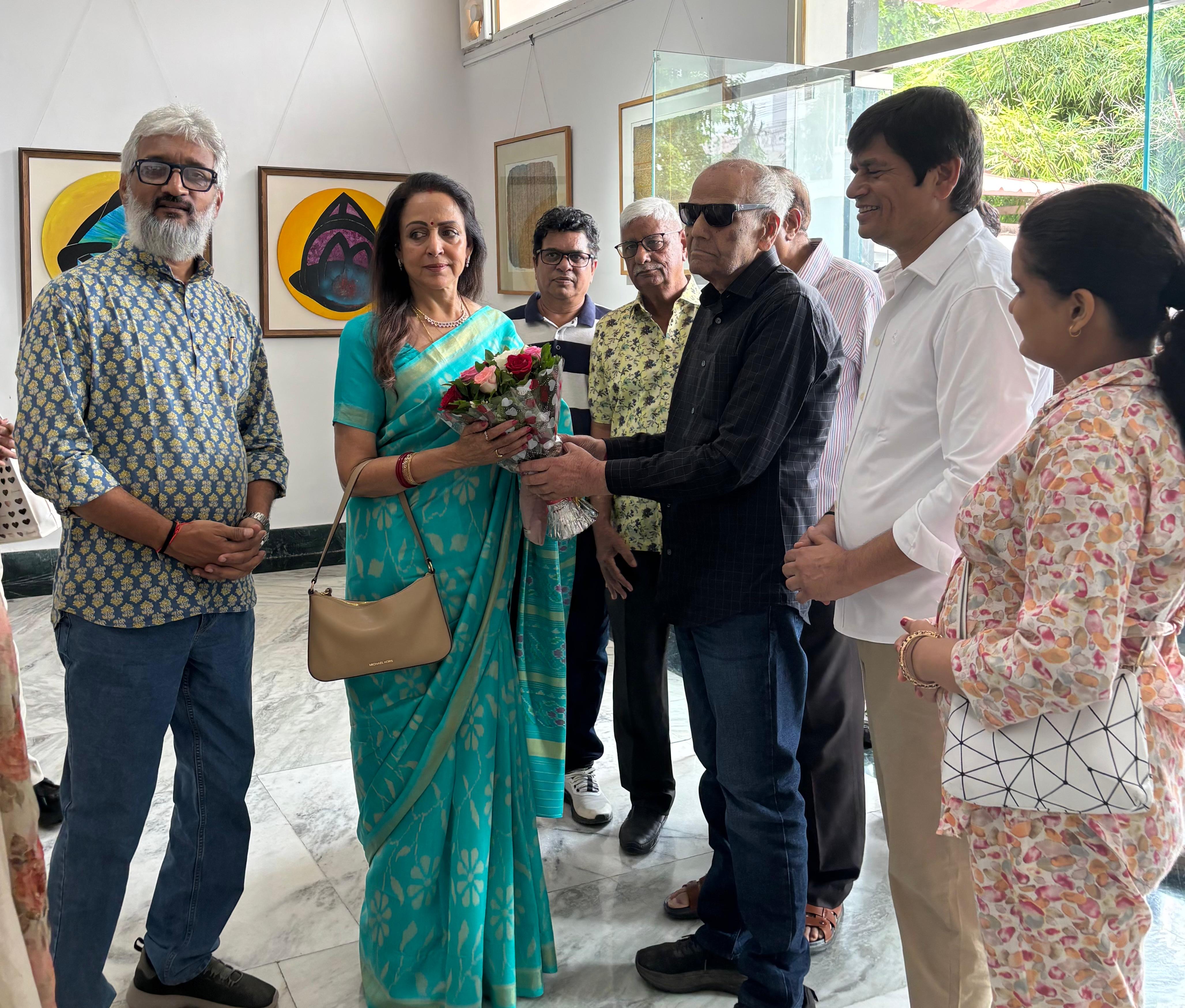 हेमा मालिनी आईं उदयपुर, टखमण-28 आर्ट सेंटर का किया अवलोकन, -कहा – हर शहर में हों ऐसी संस्थाएं