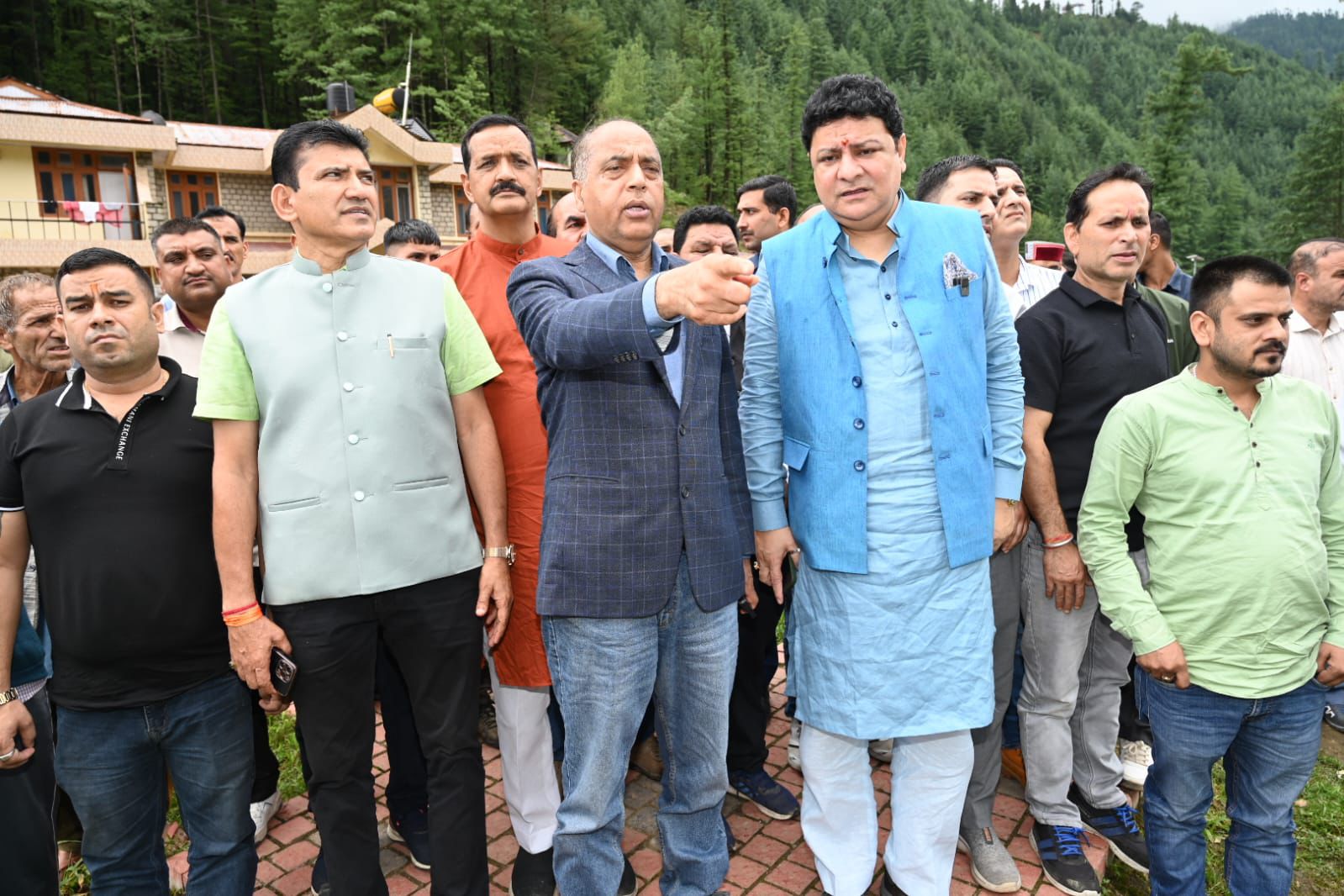 सराज में आपदा के जख्मों को दिखाते हुए जयराम ठाकुर।