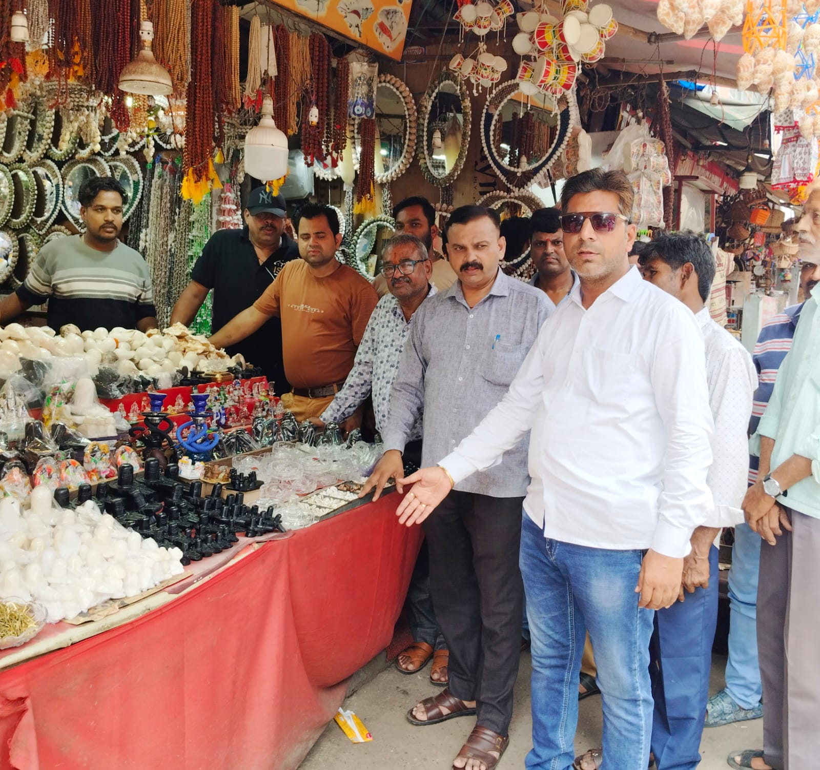 अतिक्रमण हटवाते व्यापारी अतिक्रमण हटवाते व्यापारी