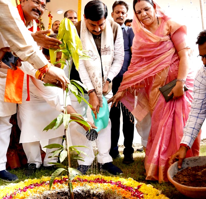 मुख्यमंत्री डॉ. यादव ने विश्वविद्यालय परिसर में पौध-रोपण भी किया
