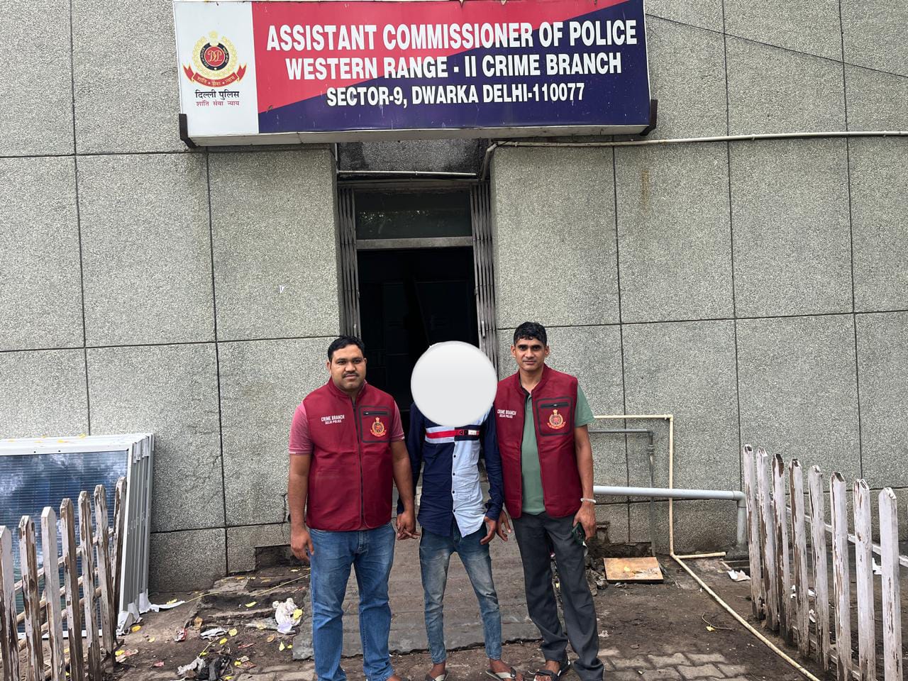क्राइम ब्रांच द्वारा पकड़े गए वांछित आरोपित की फोटो