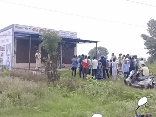 माैके पर जमा लाेग। माैके पर जमा लाेग।