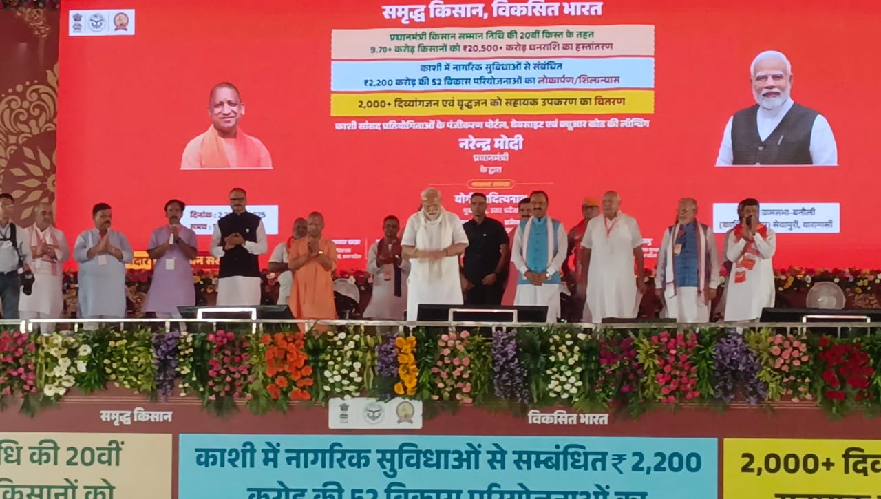 प्रधानमंत्री की अगवानी करते मुख्यमंत्री,मंच पर प्रधानमंत्री