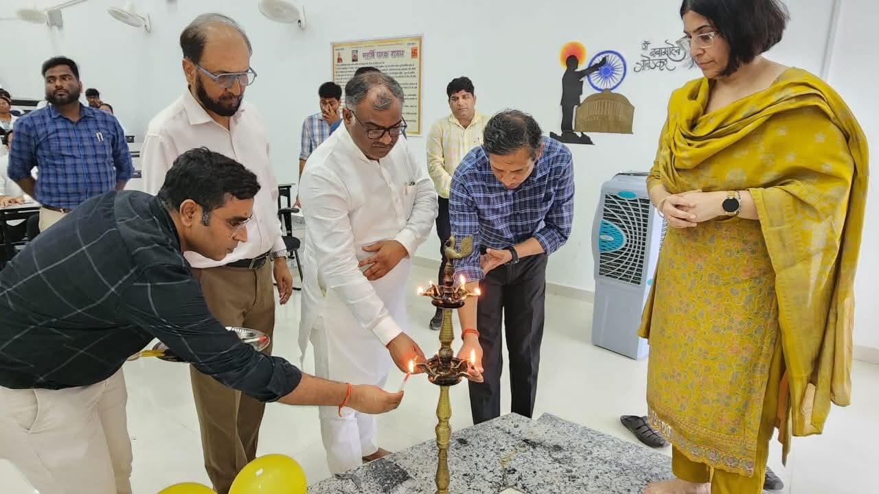 राज्य मंत्री गिरीश चंद्र यादव कार्यक्रम का उद्घाटन करते हुए