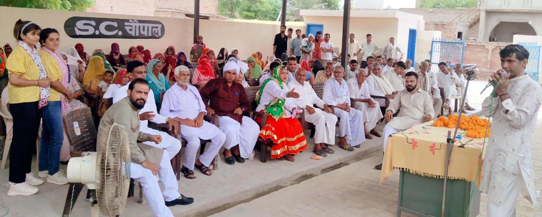 कार्यक्रम में उपस्थित अतिथि व कलाकार। कार्यक्रम में उपस्थित अतिथि व कलाकार।
