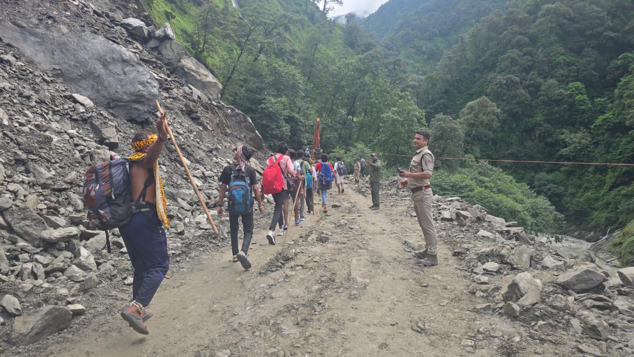 केदारनाथ की ओर पैदल रवाना होते श्रद्धालु। केदारनाथ की ओर पैदल रवाना होते श्रद्धालु।