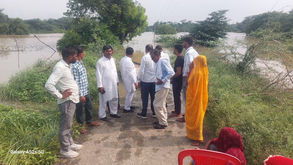फोटो - गांव में लोगो जानकारी लेते सपा जिलाध्यक्ष फोटो - गांव में लोगो जानकारी लेते सपा जिलाध्यक्ष