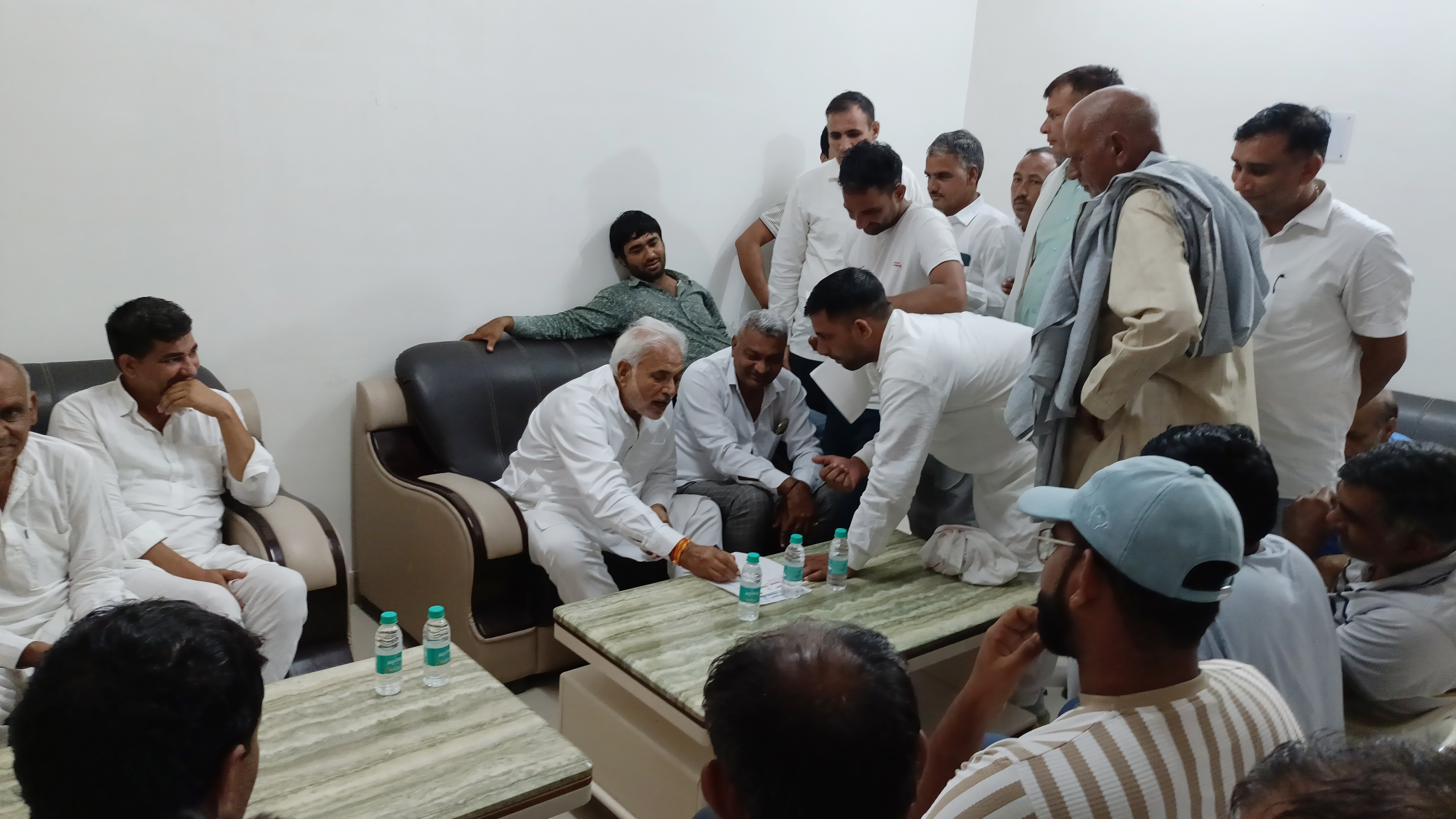 लोगों की समस्याओं को सुनते हुए सांसद जयप्रकाश। लोगों की समस्याओं को सुनते हुए सांसद जयप्रकाश।