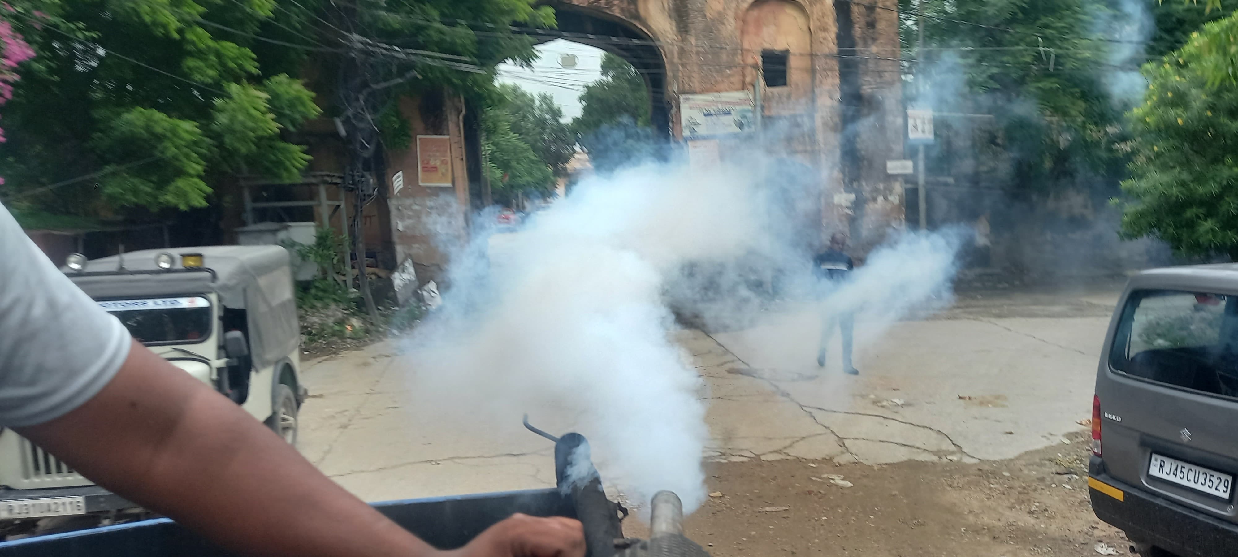 मच्छर जनित बीमारियों से बचाव के लिए हेरिटेज निगम ने चलाया फॉगिंग अभियान