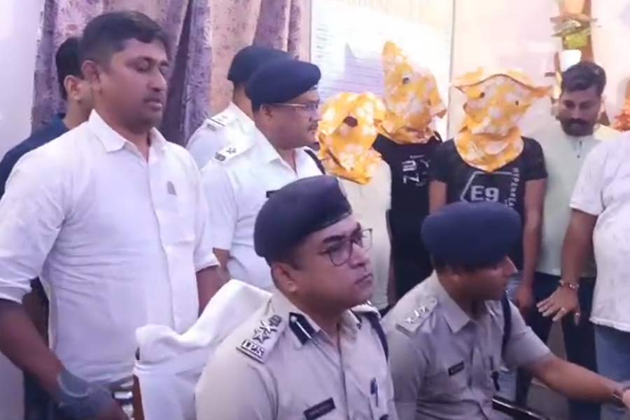 प्रेस कांफ्रेंस के दौरान मीडिया को संबोधित करते डीसीपी अर्नब विश्वास प्रेस कांफ्रेंस के दौरान मीडिया को संबोधित करते डीसीपी अर्नब विश्वास