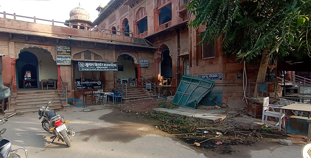 बरसाती मौसम में बार रुम से टपक रहा पानी, टूटते हुए छज्जों के बीच बैठने को मजबूर आमजन बरसाती मौसम में बार रुम से टपक रहा पानी, टूटते हुए छज्जों के बीच बैठने को मजबूर आमजन