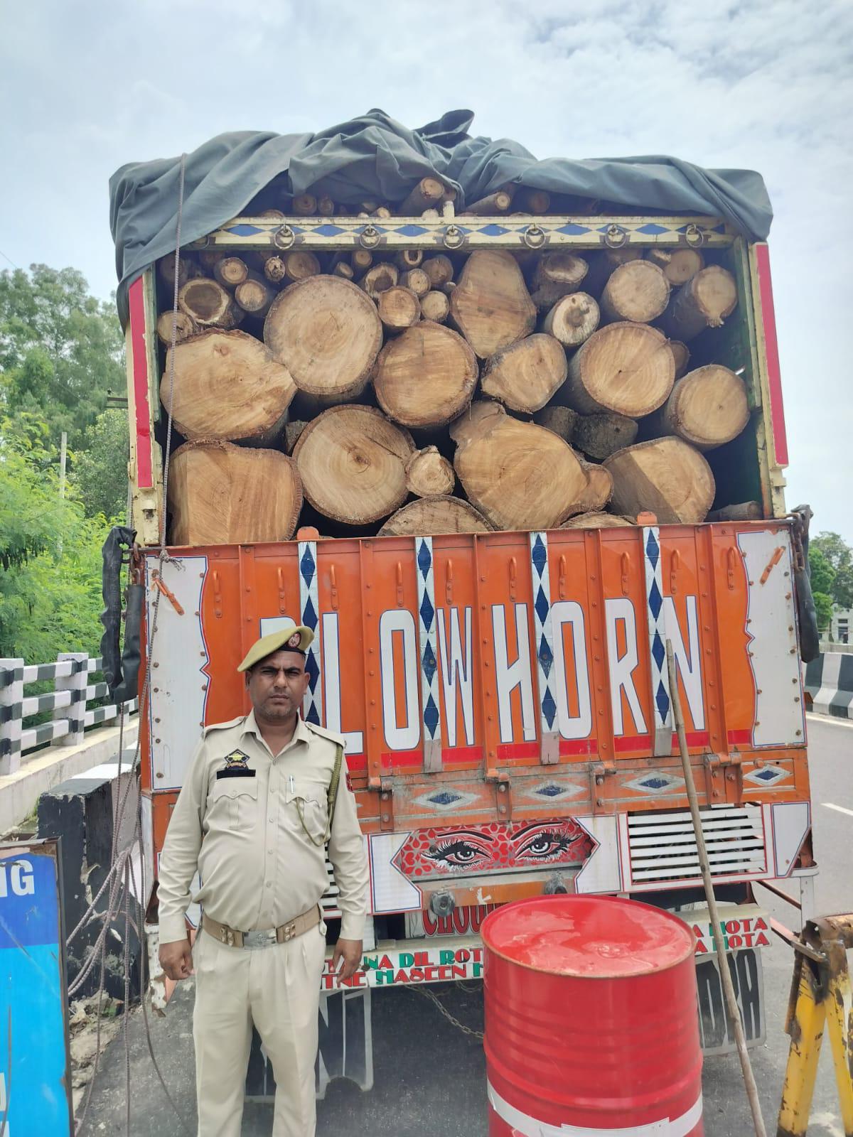 पीएस डोमाना द्वारा अवैध इमारती लकड़ी की तस्करी में शामिल ट्रक जब्त किया गया