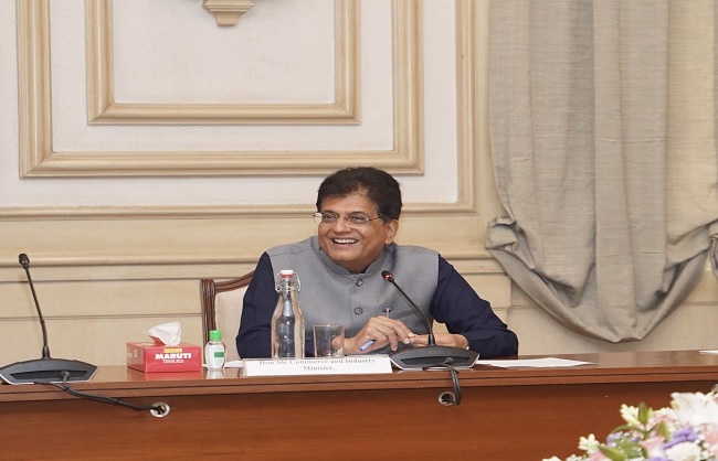 मुंबई में वस्त्र उद्योग के प्रमुख उद्योगपतियों के साथ बातचीत करते पीयूष गोयल