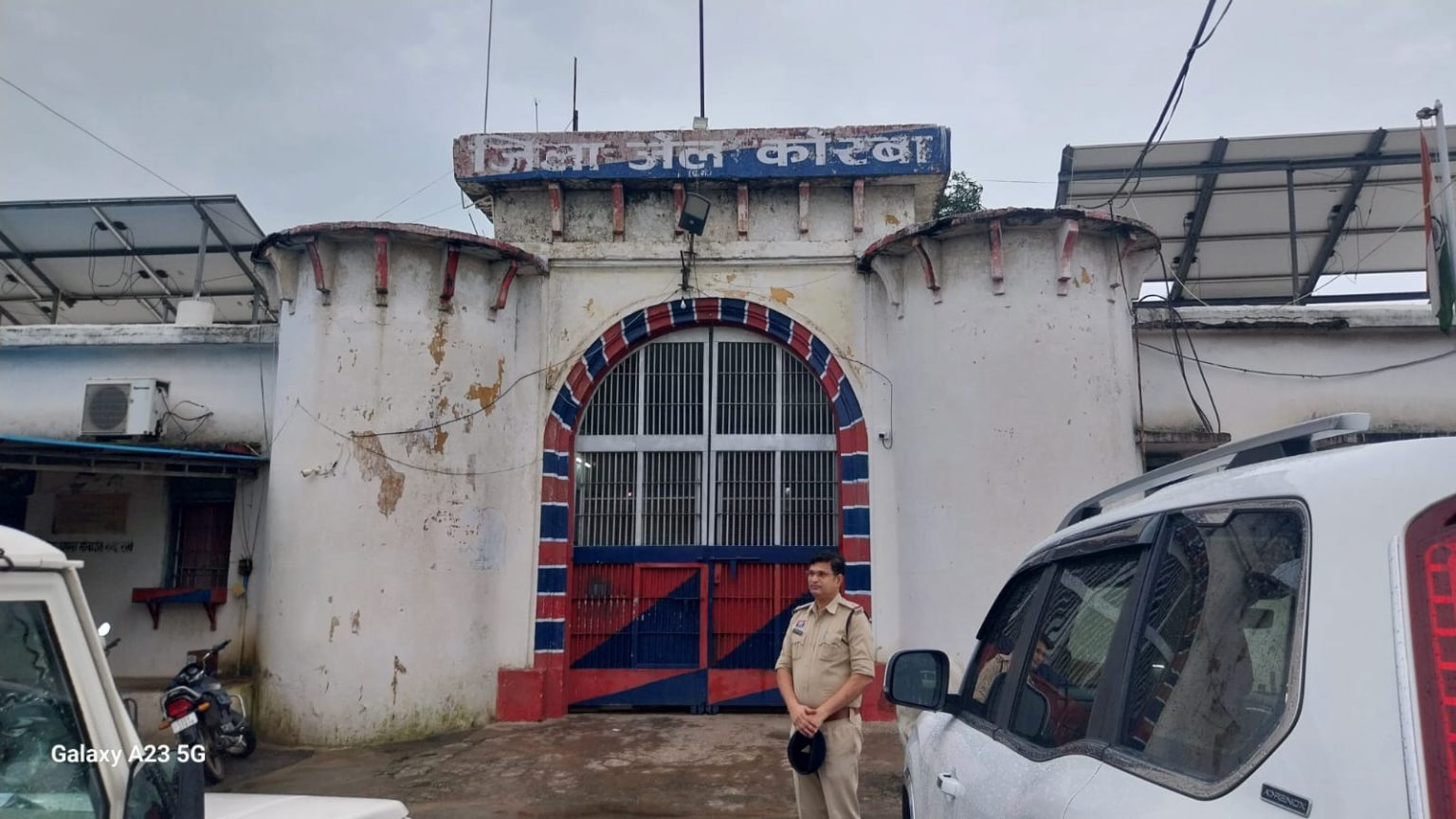 जिला जेल के बाहर पुलिसकर्मी