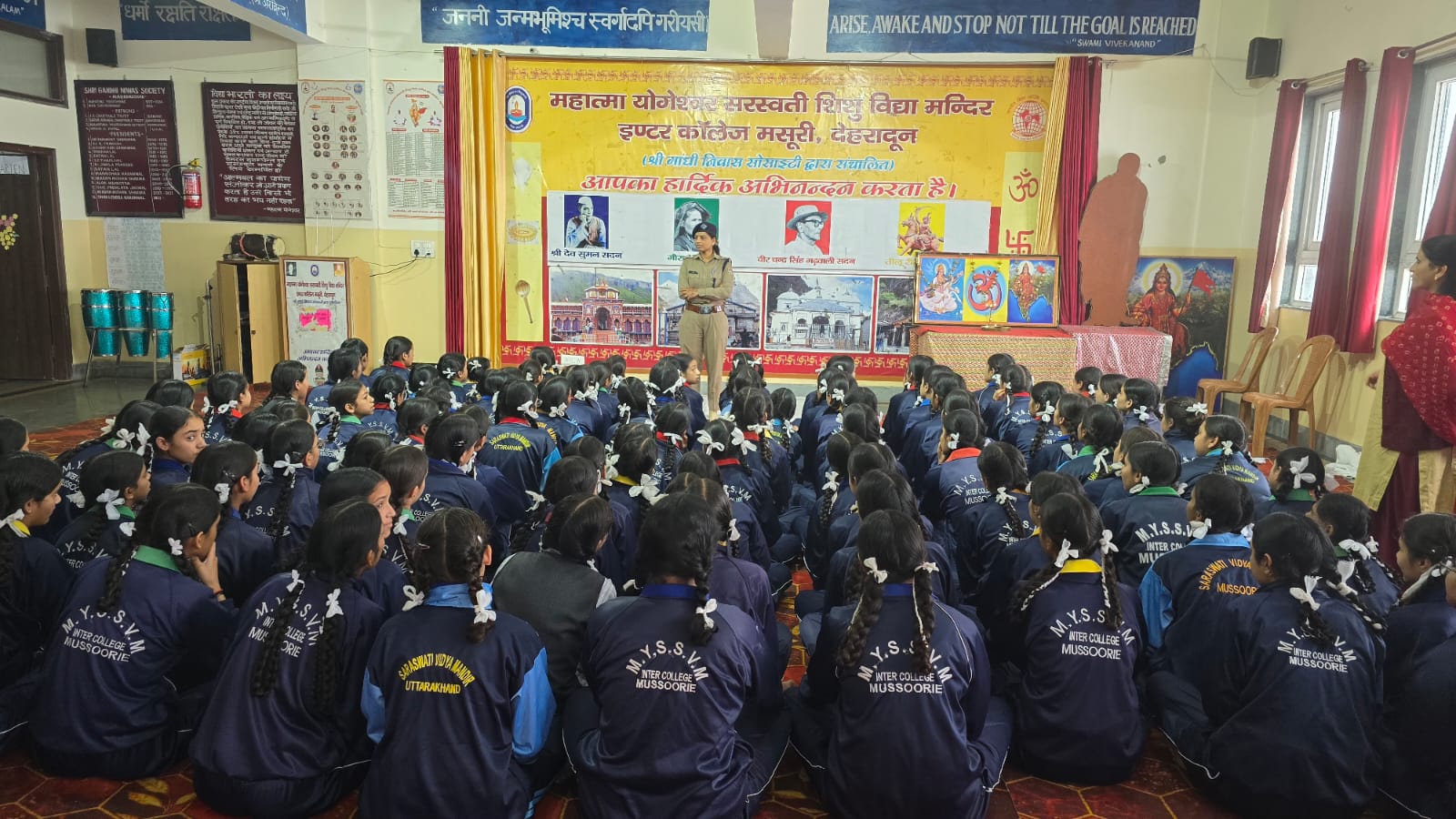 कोतवाली मसूरी पुलिस की ओर से  महात्मा योगेश्वर सरस्वती विद्या मंदिर इण्टर कॉलेज कुलड़ी मसूरी में स्कूल में जागरूकता कार्यक्रम।
