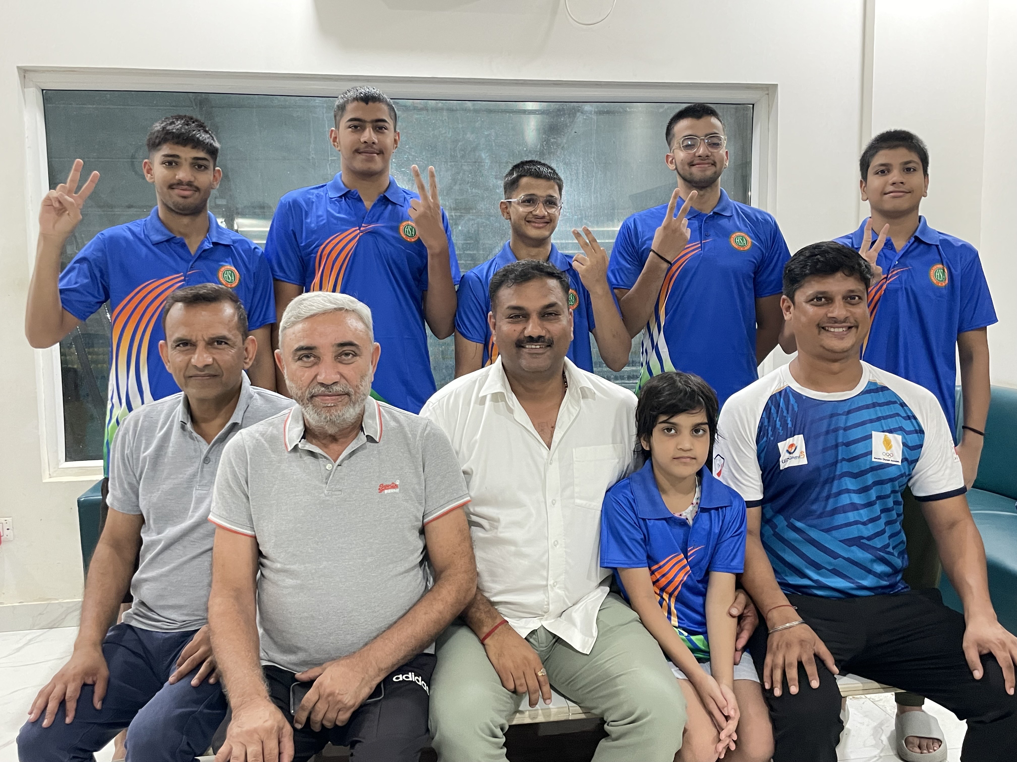 जूनियर नेशनल में चयनित तैराकों के साथ अनिल खत्री और अन्य। जूनियर नेशनल में चयनित तैराकों के साथ अनिल खत्री और अन्य।
