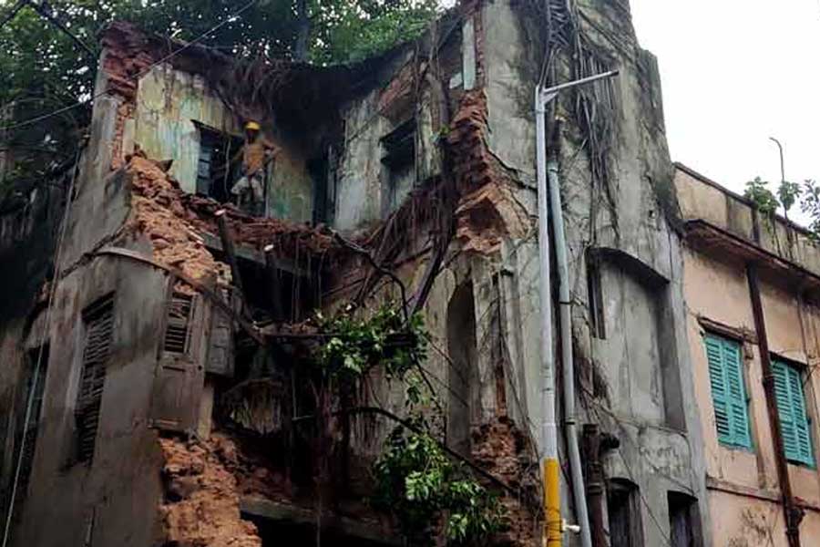 कांकुड़गाछी में इमारत ढह जाने से घायल हुए लोग