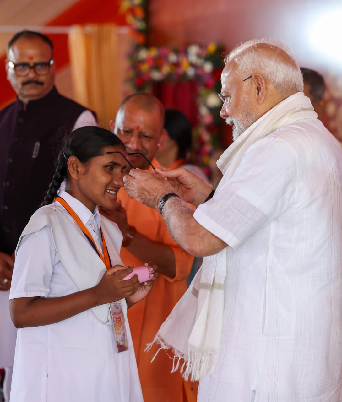 दृष्टि बाधित और दिव्यांगों के साथ प्रधानमंत्री दृष्टि बाधित और दिव्यांगों के साथ प्रधानमंत्री
