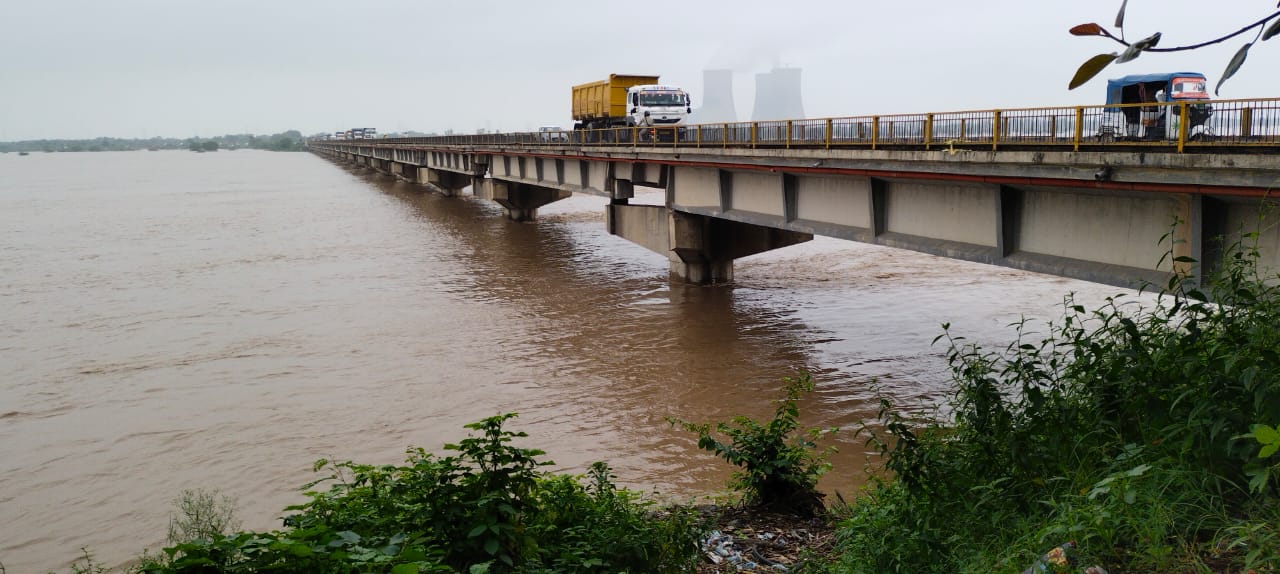 यमुना व बेतवा नदिया अपना रौद्र रूप दिखाकर  हुई शांत