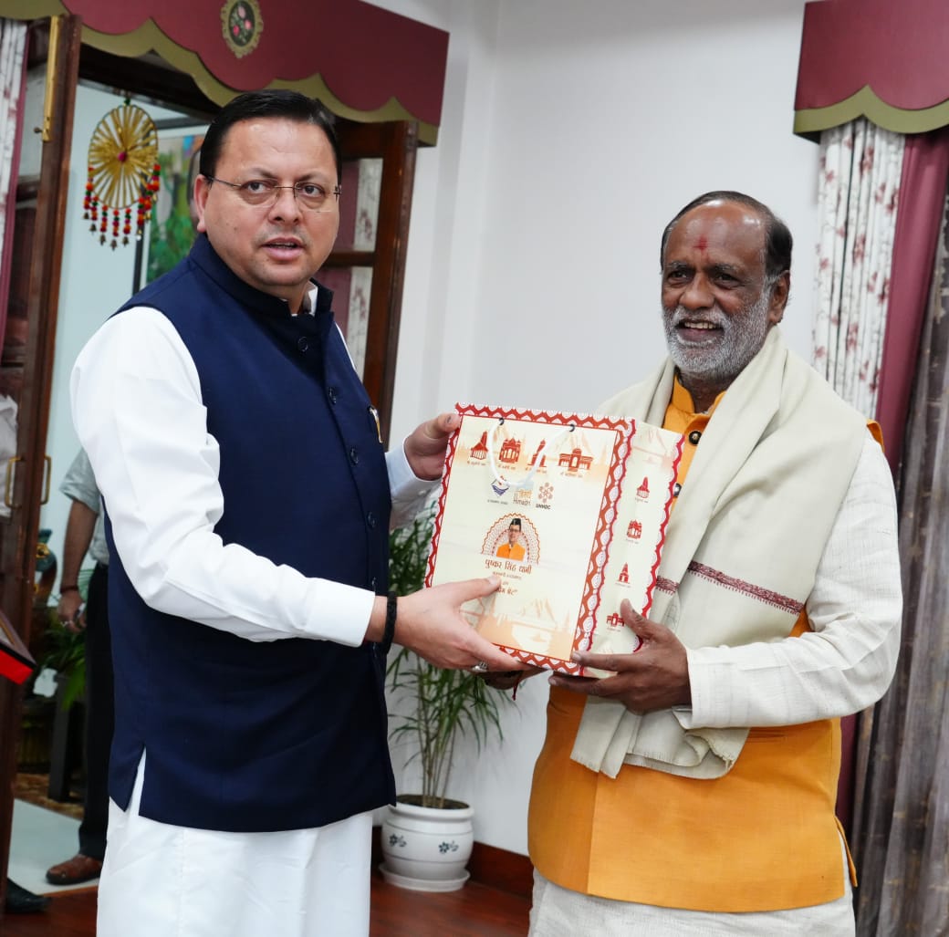 मुख्यमंत्री पुष्कर सिंह धामी से मुख्यमंत्री आवास में सांसद और भारतीय जनता पार्टी (भाााजपा) के ओबीसी मोर्चा के राष्ट्रीय अध्यक्ष डॉ. के. लक्ष्मण  शिष्टाचार भेंट करते।