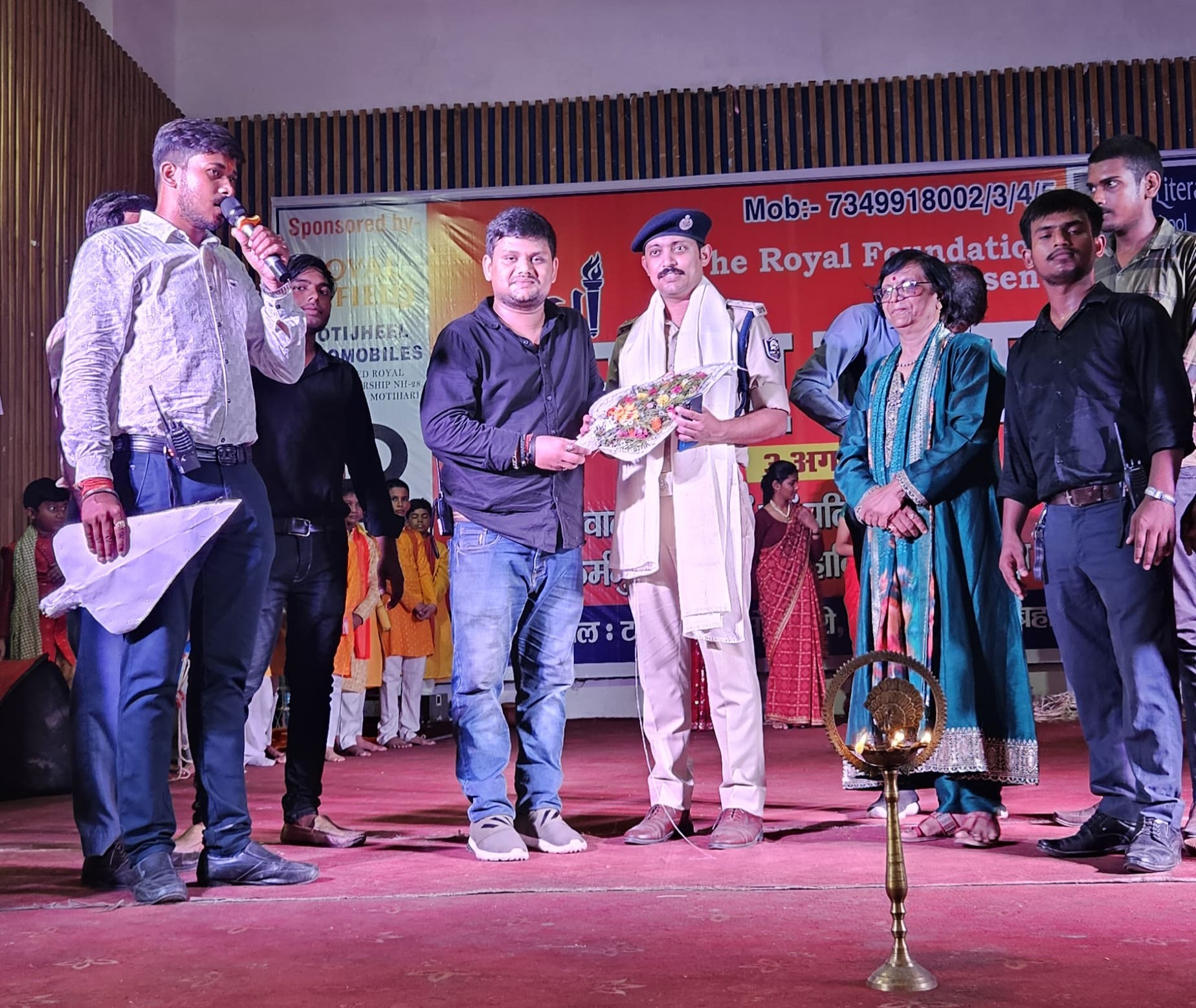 युवा चंपारण महोत्सव का शुभारंभ करते साइबर डीएसपी युवा चंपारण महोत्सव का शुभारंभ करते साइबर डीएसपी