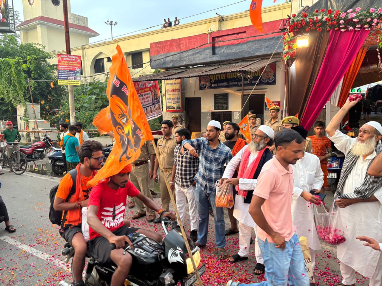 आल इंडिया पासमांदा समाज ने कांवड़ियों पर की पुष्प वर्षा