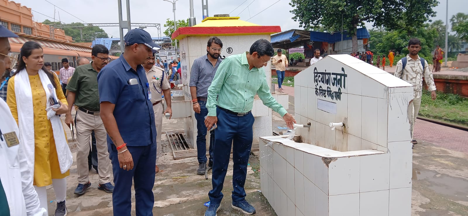 जायजा लेते डीआरएम जायजा लेते डीआरएम