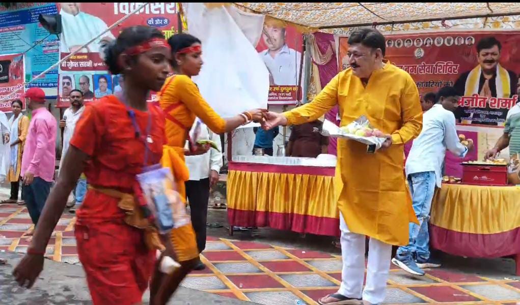 विधायक ने की कांवरियों की सेवा
